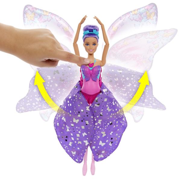 Inspiratia si imaginatia prind aripi cu papusa Barbie Dance and Flutter o jucarie uimitoare care aduce un moment magic de transformare 2 in 1 Printr-o simpla apasare a lantisorului de pe corset fusta mov a papusii se deschide ca prin magie dezvaluind aripi mari si stralucitoare de fluturePapusa Barbie are o coafura fermecatoare cu parul mov prins intr-un coc si o bentita florala care completeaza aspectul de balerina magicaCu Barbie Dance and Flutter copiii pot trece de la dansatoare la 