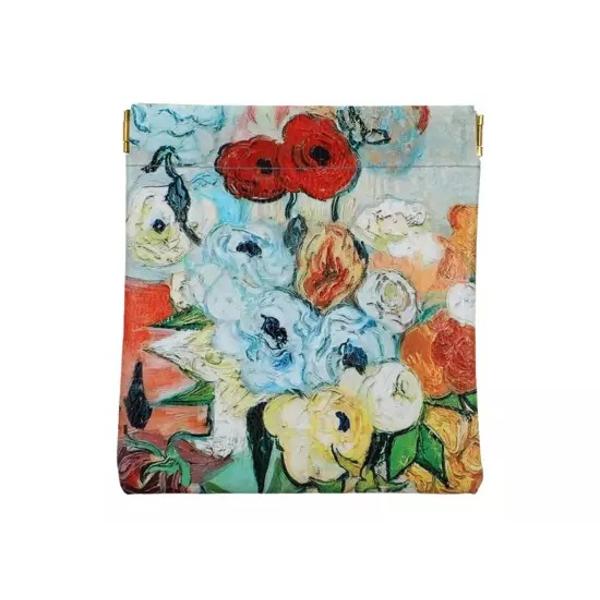 Portfardul nostru elegant imprimat cu celebra pictur&259; „Vaza japoneza cu trandafiri si anemone” de Vincent van Gogh este un accesoriu perfect pentru iubitorii de art&259; &537;i stilMaterialul asigur&259; durabilitate iar imprimeul vibrant transpune peisajul plin de culoare &537;i emo&539;ie al operei artistice direct în via&539;a ta de zi cu zi Designul este perfect pentru a p&259;stra ordonate cosmeticele instrumentele de scris sau orice alte mici 