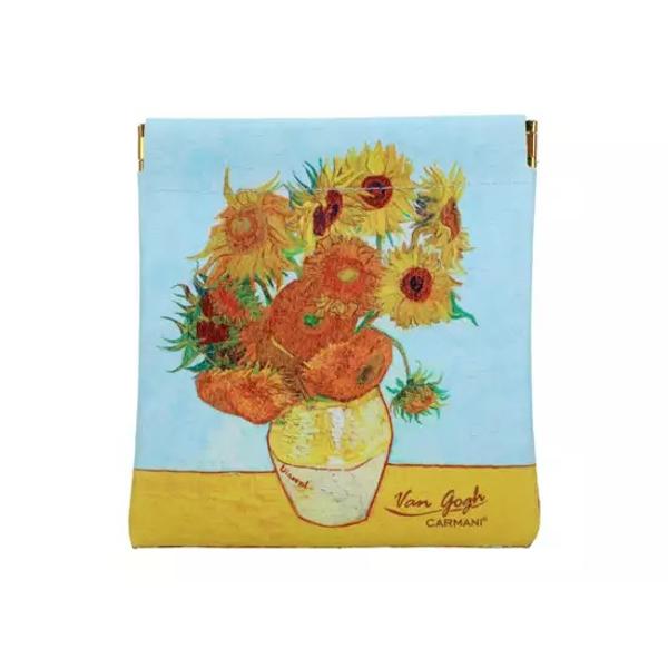 Portfardul nostru elegant imprimat cu celebra pictur&259; „Floarea Soarelui” de Vincent van Gogh este un accesoriu perfect pentru iubitorii de art&259; &537;i stilMaterialul asigur&259; durabilitate iar imprimeul vibrant transpune peisajul plin de culoare &537;i emo&539;ie al operei artistice direct în via&539;a ta de zi cu zi Designul este perfect pentru a p&259;stra ordonate cosmeticele instrumentele de scris sau orice alte mici obiecte 