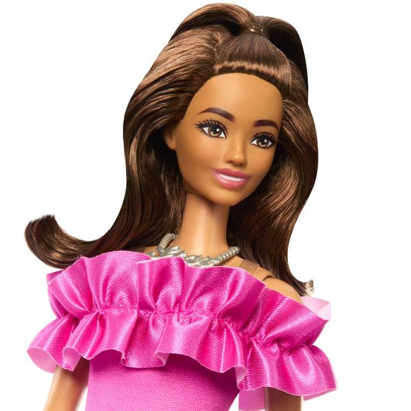 Fashionistas este una dintre cele mai indragite colectii Barbie oferind o gama larga de papusi cu diferite stiluri si accesorii introducand conceptul de diversitate si acceptare in randul fetelor Aceasta colectie include papusi cu diferite tipuri de siluete tonuri de piele culori de ochi si par astfel fetele nu se vor plictisi niciodata si isi vor gasi papusa asemanatoare stilului lor Papusile au stilul lor propriu inspirat de ultimele tendinte din moda si vin cu o tinuta completa 