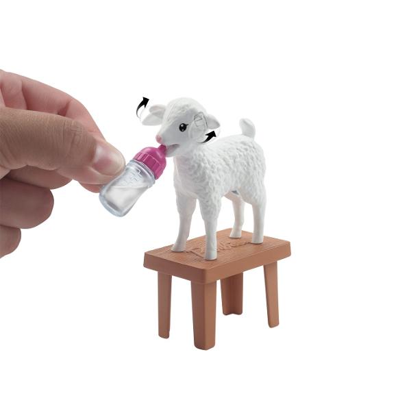 Sarbatoreste cea de-a 65-a aniversare a lui Barbie cu o colectie de papusi cu cai de cariera preferate cum ar fi a fi veterinar la ferma Papusa Veterinara Barbie&reg poarta o tinuta tematica cu pantofi roz iconici iar setul include si 10 accesorii inclusiv o oaie cu urechi mobile Distractia este diversificata prin accesorii suplimentare precum o banca o galeata echipament de examinare un ciocan si un stetoscop in forma de inima si 2 pansamente pentru oi tinuta detasabila a 