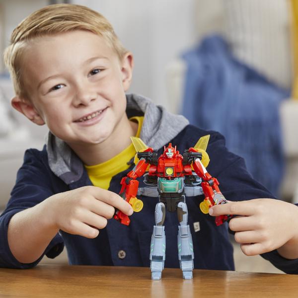 Exista atat de multe moduri de a folosi setul Cyber-Combiner Transformers Scantei pe Pamant Transforma figurina Terran Twitch din modul robot in modul drona in 9 pasi imagineaza-ti-l pe Robby Malto in costumul sau Cyber aruncandu-se in lupta sau combina figurinele in 2 moduri diferite pentru a le oferi puteri speciale lui Terran Twitch sau Robby Aceasta jucarie Transformers include si un accesoriu blaster detasabil pentru povesti puternice Cauta si alte seturi cu figurine Cyber-Combiner 