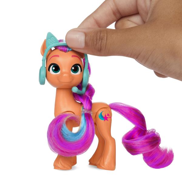 Imaginati-va aventuri din mers cu jocul My Little Pony Sunny Starscout Rolling Scooter Acest set de joaca My Little Pony vine cu o figurina articulata si 4 accesorii Figura are brate picioare si cap articulate pentru a poza in diferite moduri Are o coama si o coada lungi si moi cu care este distractiv de pieptanat si de jucat Silueta are o inaltime de 76cm cu un fluture Cutie Mark inspirat de distractie si par colorat cu buclele ei caracteristice