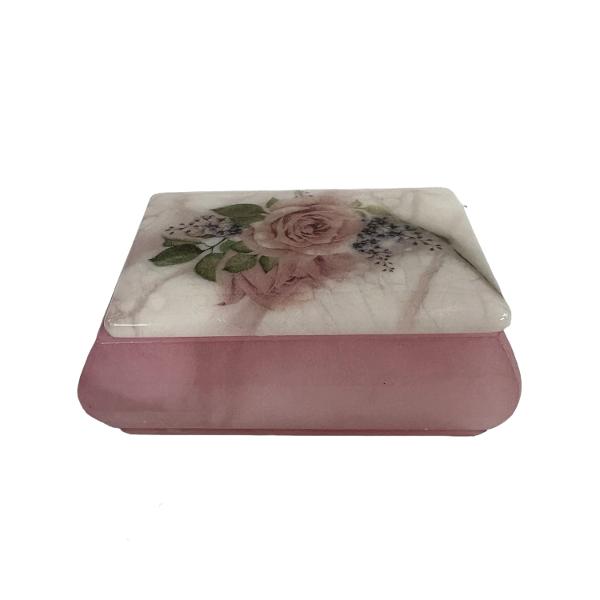 Cutiu&539;&259; din alabastru rectangulara cu un dimensiuni de 8x6 cm perfect&259; pentru p&259;strarea bijuteriilor sau a micilor obiecte pre&539;ioaseRealizat&259; din piatr&259; natural&259; de alabastru fiecare cutiu&539;&259; este unic&259; putând prezenta varia&539;ii subtile de culoare &537;i textur&259; datorit&259; caracteristicilor specifice ale fiec&259;rei pietreAcest detaliu confer&259; fiec&259;rui obiect un farmec aparte 