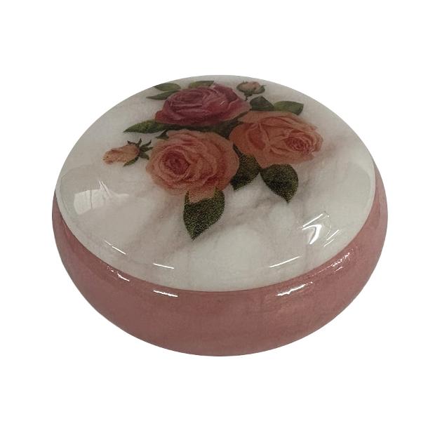 Cutiu&539;&259; din alabastru rotund&259; cu un diametru de 12 cm &537;i o în&259;l&539;ime de 55 cm perfect&259; pentru p&259;strarea bijuteriilor sau a micilor obiecte pre&539;ioaseRealizat&259; din piatr&259; natural&259; de alabastru fiecare cutiu&539;&259; este unic&259; putând prezenta varia&539;ii subtile de culoare &537;i textur&259; datorit&259; caracteristicilor specifice ale fiec&259;rei pietreAcest detaliu confer&259; 