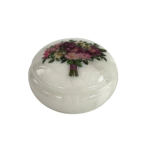 Cutiu&539;&259; din alabastru rotund&259; cu un diametru de 8 cm &537;i o în&259;l&539;ime de 4 cm perfect&259; pentru p&259;strarea bijuteriilor sau a micilor obiecte pre&539;ioaseRealizat&259; din piatr&259; natural&259; de alabastru fiecare cutiu&539;&259; este unic&259; putând prezenta varia&539;ii subtile de culoare &537;i textur&259; datorit&259; caracteristicilor specifice ale fiec&259;rei pietreAcest detaliu confer&259; 