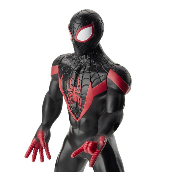 Cu figurinele de actiune Marvel de 24 cm de la Hasbro copiii isi pot imagina actiunea si aventurile Universului Marvel ca super-eroul lor preferat Dispunand de un design clasic si mai multe puncte de articulatie pentru distractie deplina copiii se pot preface ca au propriile lor aventuri Marvel captivante si pline de actiune Acest pachet contine personajul Miles Morales