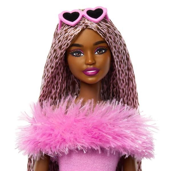 Papusile Barbie Deluxe Style duc glam-ul la un nou nivel de stratosfera cu haine si accesorii fabuloase inspirate de estetica Barbiecore Aceasta papusa este imbracata in rozul emblematic Barbie si are un tip de corp subtire si par impletit roz si maroEa canalizeaza Barbiecore intr-o tinuta moale din doua piese cu un guler dramatic din blana artificiala Pantofii ei cu barete sunt accentuati cu mansete cu volanePapusa Barbie isi asorteaza tinuta cu ochelari de soare in forma de inima o poseta 