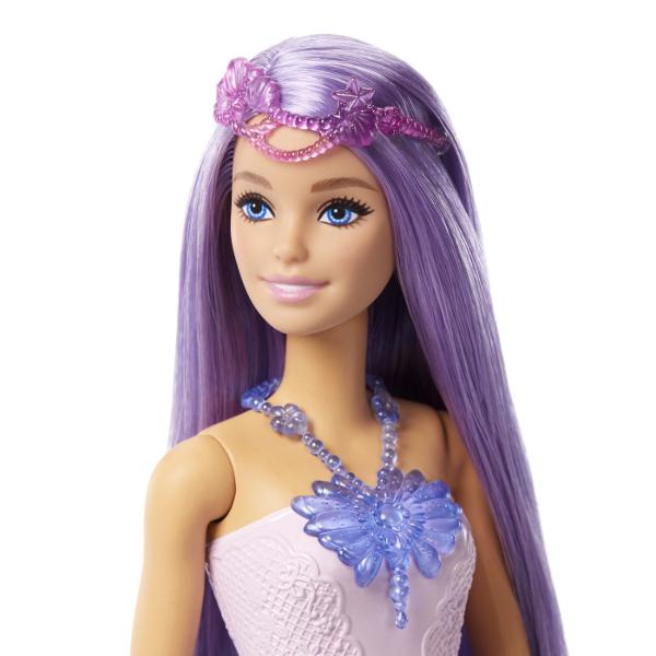 Combina si potriveste peste 10 look-uri magice cu acest set de imbracaminte Barbie Fantasy Acest pachet de moda include 8 piese inclusiv o coada de sirena un set de aripi o fusta si accesorii Copiii pot stiliza si transforma aceasta papusa Barbie pentru aventuri fantastice de la mare la cer si oriunde altundeva ii duce imaginatia