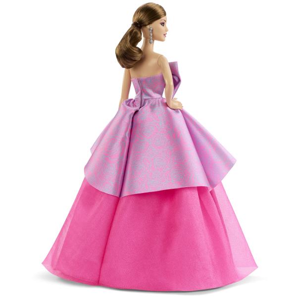 Oferiti stralucire si eleganta absoluta la fiecare aniversare cu Papusa de Colectie Barbie Signature - Birthday Wishes Inspirata de flori Barbie poarta o rochie minunata cu motive florale special conceputa pentru aniversari Haine detasabile Rochia ei eleganta poate fi indepartata permitand si mai multe optiuni de joaca Suport pentru papusa pentru expunere Barbie vine cu un suport ideal pentru colectie sau decor Ideala pentru copii de 6 ani si peste