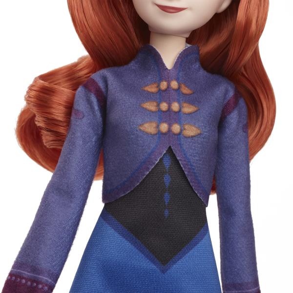 Inspirata de Frozen Winter Festival viseaza la jocuri de iarna nesfarsite cu aceasta papusa Anna care ii incurajeaza pe satenii din Arendelle sa sarbatoreasca anotimpul familia si prietenii cu distractie pe patineEa este pregatita pentru aventura cu o rochie magica inspirata de Festivalul de iarna o jacheta si doua seturi de pantofi din care sa alegiFie ca incearca trucuri indraznete pe gheata cu patinele incluse sau se plimba prin incinta festivalului in cizme fabuloase papusa Anna se 