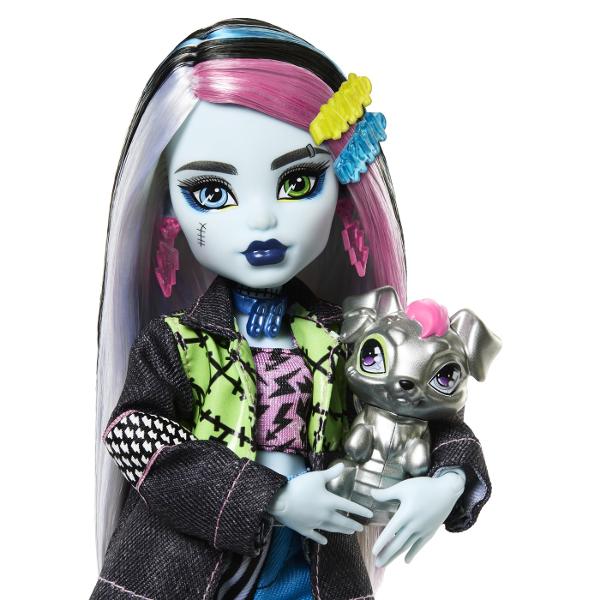 Frankie Stein este un icon de stil infricosatoare Aceasta papusa Monster High este prezentata intr-o tinuta din denim mozaic care isi arata simtul electrizant al modei Watzie cainele de companie este gata sa se alature distractiei infricosatoare Papusa Frankie Stein este un cadou minunat pentru copiii de la 4 ani in sus Complet articulata Papusa nu poate sta singura Culorile si decoratiunile pot varia