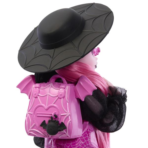 Papusa Monster High Draculaura arata uimitor intr-o tinuta adorabil de infricosatoare Ea vine cu animalul sau de companie Count Fabulous precum si cu accesorii infricosatoareDraculaura poarta un top roz stralucitor cu maneci bufante negre transparente si o fusta asortata O palarie sosete negre si cizme roz completeaza aspectul eiPisica-liliac infricosatoare Count Fabulous este de asemenea teribil de eleganta cu o fundita roz si un guler Copiii pot imagina aventuri nesfarsite cu acest 