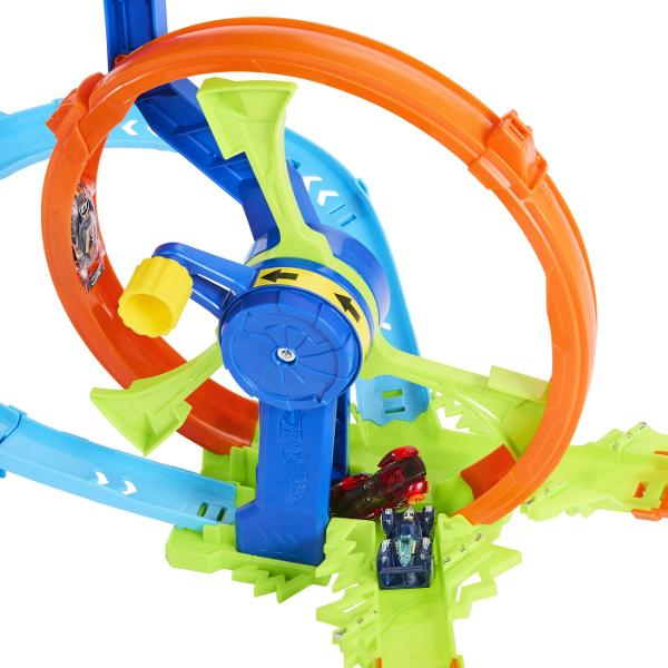 Noul Rapid Launch &amp Loop Track - Hot Wheels&reg Rapid Launch &amp Loop a sosit Activeaza mecanismul inovator al rotii si elibereaza masinile Hot Wheels pentru a efectua cascadorii a concura si a se ciocni in mod repetat in acest set de joaca salbatic Masina de jucarie inclusa este la scara 164 si se joaca pe pista Mecanismul de lansare o propulseaza automat prin bucla in jurul unei curbe printr-o zona de impact si apoi inapoi la start pentru a repeta