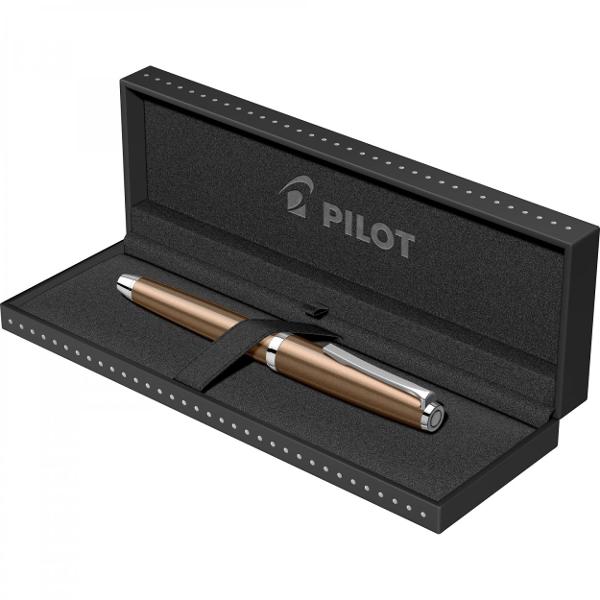 Stilou Falcon Maro Capacul se inchide prin insurubareCorp din otel lacuit cu multiple straturi de lac maro luciosPenita din aur 14k placata cu rodiuflexibila si moale Adaptarea la unghiul de scriere al fiec&259;ruia utilizator face scrisul fluid &537;i u&537;orcursivStiloul functioneaza cu cartuse Pilot sau convertor PilotGrip din rasina neagraLungime 