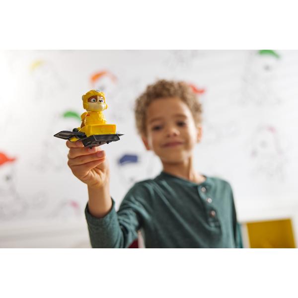 Zboara in actiune cu Action Pups figurina Patrula catelusilor si minunatul sau vehicul de salvare hoverboard Cand este timpul pentru o misiune de salvare plina de actiune prinde picioarele figurinei pe pozitie si extinde aripile hoverboard-ului transformandu-l intr-un avion de jucarie captivant inainte de a zbura intr-o misiune de salvare plina de adrenalina Figurina are o inaltime de peste 5 cm si este echipat cu jacheta de zbor albastra si casca de pilot la fel ca in serial Pentru si 