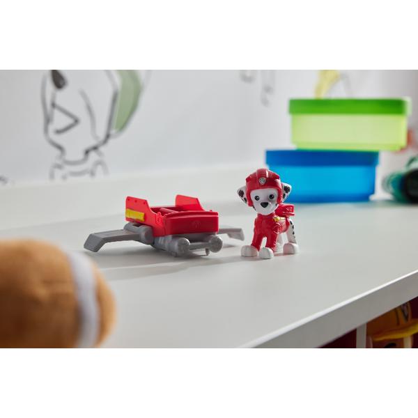 Zboara in actiune cu Action Pups figurina Patrula catelusilor si minunatul sau vehicul de salvare hoverboard Cand este timpul pentru o misiune de salvare plina de actiune prinde picioarele figurinei pe pozitie si extinde aripile hoverboard-ului transformandu-l intr-un avion de jucarie captivant inainte de a zbura intr-o misiune de salvare plina de adrenalina Figurina are o inaltime de peste 5 cm si este echipat cu jacheta de zbor albastra si casca de pilot la fel ca in serial Pentru si 
