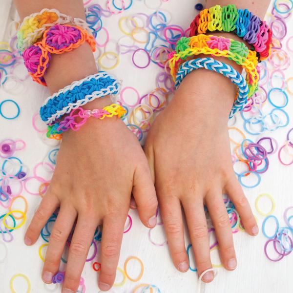 Trusa de artizanat cu razboi de tesut 800 de elastice colorate si 15 modele diferite de accesorii pentru decorare Creati bratari unice si colorate inele si alte accesorii si faceti-le si mai impresionante prin adaugarea de accesorii colorate in modele unice Perfect pentru copiii care iubesc mestesugurile si vor sa isi exprime creativitatea Include un razboi de tesut pentru a crea modele simple si mai complexe pentru mai multa implicare si mai multa distractie pentru copil                   