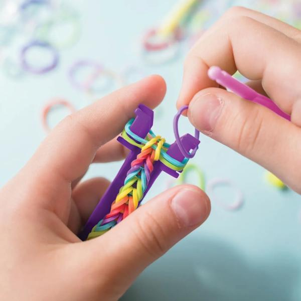 Trusa de artizanat intr-o cutie cu 2400 de elastice colorate si 15 modele diferite de accesorii pentru decorare Creati bratari unice si colorate inele si alte accesorii si faceti-le si mai impresionante prin adaugarea de accesorii colorate in modele unice Perfect pentru copiii care iubesc mestesugurile si vor sa isi exprime creativitatea Disponibila in 2 culori diferite si la moda ale carcasei cutia actioneaza ca un spatiu de depozitare si face mai usor pentru copil sa ia cu el toate 