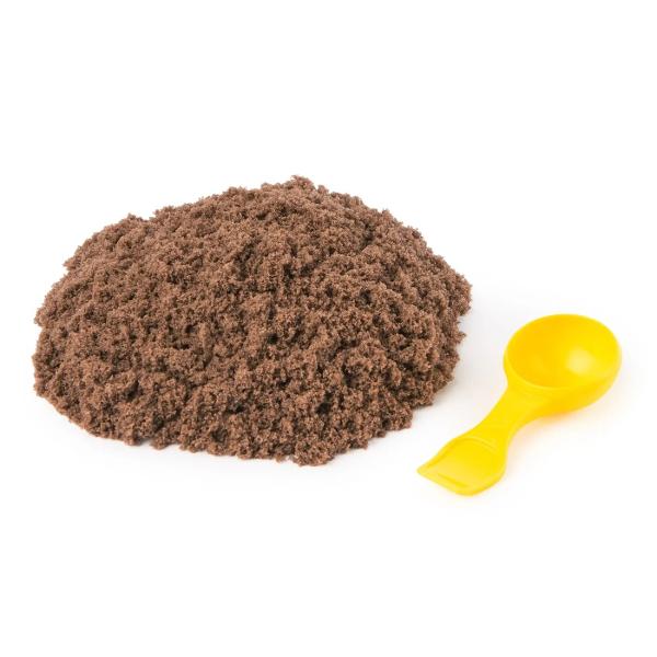 Aduna distractie cu cutia pentru inghetata din nisip kinetic Acest set tematic de nisip kinetic va starni imaginatia pe masura ce copiii isi scot nisipul kinetic dintr-o cuva la fel ca inghetata Cu 113 g de nisip roz alb sau maro utilizati instrumentul pentru a scoate si a lua cu lingura inghetata din recipient si pentru a crea inghetate de tip sundae si conuri de inghetata Amesteca si potriveste tuburile fiecare vandut separat pentru a face inghetata de inspiratie napolitana si 