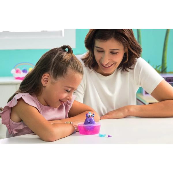 Traieste magia revelarii culorilor cu Hatchimals Alive Neon Rainbow Cu dragostea si grija ta acesti Hatchimals prind viata cu oua de culori neon care eclozeaza in apa schimband culoarea apeiPachetul de 1 include 1 ou cu 1 personaj aripi cuib si 1-2 accesorii de hranireInainte de eclozare alege un loc usor de curatat si protejeaza-ti zona de joaca Indepartati aripile oului umpleti cuibul cu apa si puneti oul in el In cateva secunde apa isi schimba culoarea pe 