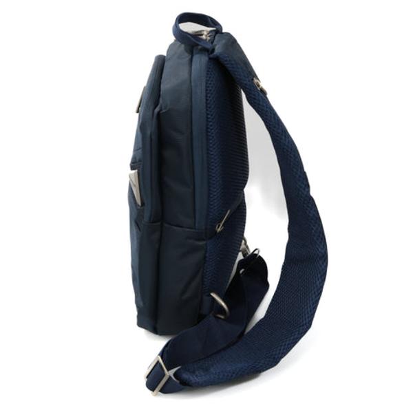 Geanta de umar crossbody Stark Albastru 38x22x8 cmGeanta de umar din material impermeabil;1 compartiment principal;3 buzunare frontale;Sistem de inchideredeschidere cu fermoar;Buzunar dorsal secret inchis cu fermoar;Bretea de umar ajustabila cu posibilitatea de a fi purtata pe ambele parti cu buzunar dedicat pentru carduri cardul poate fi citit fara a mai fi scos din rucsac;Material 