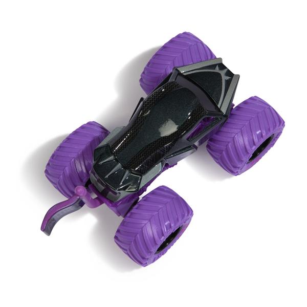 Paseste in universul plin de actiune in care Monster Jam huruie si supereroii Marvel se inalta Seria de camioane vopsite Marvel Monster Jam la scara 164 nu este doar o colectie Este un omagiu adus Universului Marvel Aceste camioane de tip monster truck inscriptionate cu simbolurile si culorile unor embleme precum Thor Captain America Iron Man Black Panther si Spider-Man aduc acasa spectacolul superputerilor si al cascadoriilor de pe stadion Cu anvelope autentice BKT si o caroserie cu 