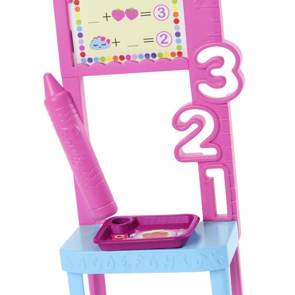 Descopera setul de joaca Barbie Profesor perfect pentru copiii care isi doresc sa exploreze lumea educatiei prin joaca Acest set ofera oportunitatea de a recrea lectii interesante si de a invata prin scenarii interactive Setul include o papusa Barbie satena profesoara imbracata intr-o rochie colorata cu model vesel gata sa predea lectii captivante Sala de clasa este echipata cu o tabla interactiva materiale educative si accesorii specifice care completeaza experienta de invatare De 