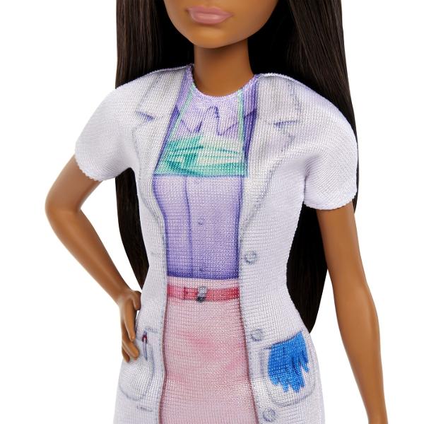 Descopera setul de joaca Barbie Bruneta Stomatolog ideal pentru copiii care vor sa exploreze lumea stomatologiei prin joaca Acest set ofera oportunitatea de a descoperi importanta ingrijirii dentare si de a dezvolta imaginatia prin scenarii realiste Setul include o papusa Barbie bruneta imbracata in uniforma de dentist cu halat alb si ochelari de protectie pregatita sa ofere cele mai bune tratamente dentare Scaunul de consultatie este special conceput pentru micii pacienti iar setul 