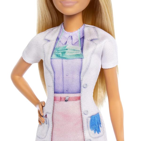 Descopera setul de joaca Barbie Dentist ideal pentru copiii care vor sa exploreze lumea stomatologiei prin joaca Acest set ofera oportunitatea de a descoperi importanta ingrijirii dentare si de a dezvolta imaginatia prin scenarii realiste Setul include o papusa Barbie blonda imbracata in uniforma de dentist cu halat alb si ochelari de protectie pregatita sa ofere cele mai bune tratamente dentare Scaunul de consultatie este special conceput pentru micii pacienti iar setul contine si o 