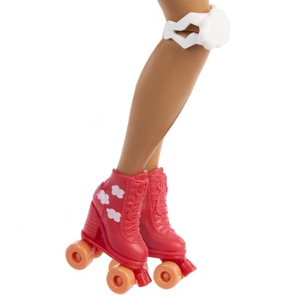 &8203;The Barbie Dream Besties Teresa iubeste sa patineze cu role  Urmareste-i cum patineaza in tinuta ei detaliata cu accesorii cu tematica distractiva Teresa isi urmareste visele de a deveni designer de jocuri video Vine cu accesorii precum jocul ei portabil poseta in forma de nor genunchiere nor bentita cu funda colier de perle camera foto telefon si cutie de ursuleti Papusa este articulabila si poarta haine detasabile cum ar fi maioul curcubeu cardiganul cu nor fusta rosie si 