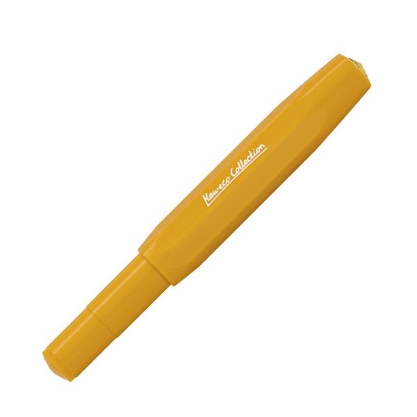 Stiloul din colec&539;ia Kaweco din plastic de înalt&259; calitate îmbin&259; culoarea cald&259; a mierii cu detaliile fine aurii care confer&259; stiloului o not&259; nobil&259;Când este închis stiloul de buzunar m&259;soar&259; doar 105 cm f&259;cându-l înso&539;itorul perfect pentru c&259;l&259;torii Cu capacul la loc cre&537;te pân&259; la o dimensiune normal&259; de 13 cmStiloul este personalizat la alegerea 