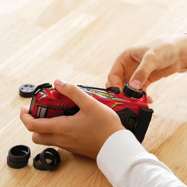 Pregateste-te sa despachetezi si sa asamblati propriul vehicul de curse RC Descoperiti motoarele si angrenajele din seria BUILD 2 DRIVE cu mai mult de 20 de piese usor de construit pe care le puteti instala fara surubelnita Transmisia de 24 Ghz ofera atat controlul acceleratiei cu 2 viteze cat si controlul precis de la distanta Vehiculele au baterii reincarcabile pentru reincarcare rapida si o multime de accesorii pentru a imbunatati experienta in joc