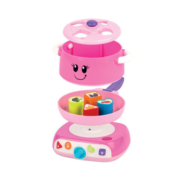 Micutul tau poate descoperi bucuria gatitului cu jucaria Winfun Oala Magica Aceasta include o oala si o tigaie precum si patru forme alimentare care incurajeaza activitatile de sortare si recunoastere a formelor Prin apasarea celor patru butoane interactive copiii invata despre metodele de gatit precum fierberea aburirea prajirea si gatitul la foc mic in timp ce asculta fraze amuzante si educative Butonul de control al temperaturii ofera o experienta realista iar sunetele captivante si 