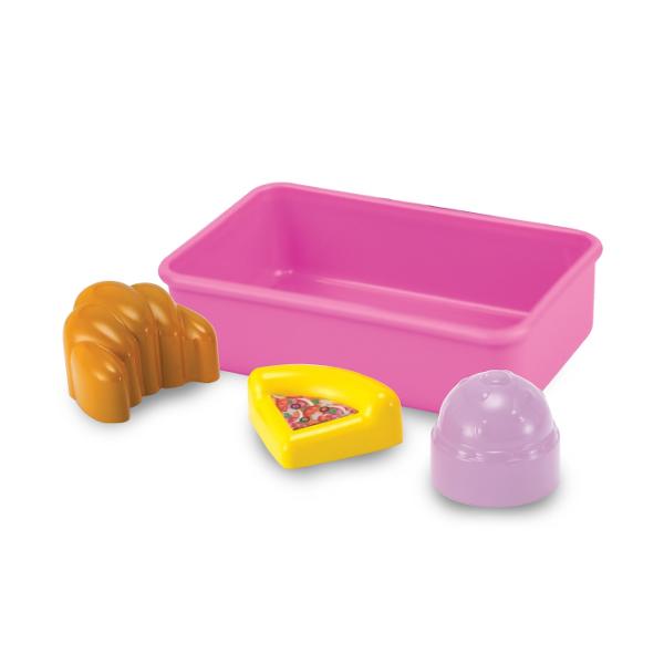 Micutul tau poate deveni un mic bucatar talentat cu jucaria cuptor cu microunde de la Winfun Conceput pentru a duce joaca de gatit la un alt nivel cuptorul include butoane pentru coacere temporizator si control al temperaturii toate perfect adaptate pentru mainile celor mici Trei butoane speciale redau sunete distractive si fraze despre mancarurile preferate stimuland creativitatea Setul include o tava si trei alimente amuzante  un cupcake un croissant si o pizza  perfecte pentru 