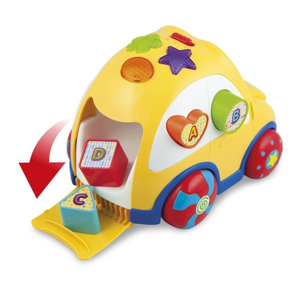 Masinuta cu forme de sortat este o jucarie interactiva care combina distractia cu invatarea Cand masinuta este trasa se activeaza miscarea ochilor si a gurii in timp ce reda fraze amuzante si melodii vesele Masina include o activitate de sortare a formelor avand patru forme colorate triunghi inima cerc si patrat ajutand copilul sa invete sa recunoasca si sa sorteze formele corect Jucaria are doua moduri de joc Modul de Joaca care invata copilul sa identifice formele si sa invete rima 