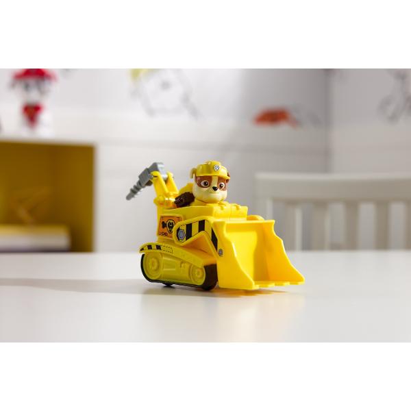 Vehiculele de baza cu functii de actiune mobile individuale si o figurina la bord permit aventurilor din serialul TV Paw Patrol sa traiasca si in camera copiilor Este inclusa o singura figura cu un vehicul Vehiculul si figurina de jucarie sunt in mare parte fabricate din plastic reciclat Chase Skye Marshall Rubble Zuma Everest Tracker si Rocky cu vehiculele lor sunt disponibile individual Toate vehiculele de baza durabilevehiculele de baza includ o figurina de caine care poate fi 