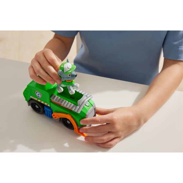 Vehiculele de baza cu functii de actiune mobile individuale si o figurina la bord permit aventurilor din serialul TV Paw Patrol sa traiasca si in camera copiilor Este inclusa o singura figura cu un vehicul Vehiculul si figurina de jucarie sunt in mare parte fabricate din plastic reciclat Chase Skye Marshall Rubble Zuma Everest Tracker si Rocky cu vehiculele lor sunt disponibile individual Toate vehiculele de baza durabilevehiculele de baza includ o figurina de caine care poate fi 