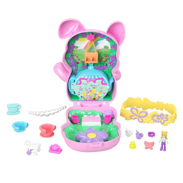 Gentutele Polly Pocket detin lumi mici cu surprize mari in interior pe care fetele si baietii le pot duce oriunde Fiecare jucarie portabila prezinta la exterior o forma adorabila de animal cu un detaliu de joaca interactiv cei mici pot combina accesoriile pentru a ingriji animalul de cate ori doresc Cand au terminat de decorat exteriorul copiii pot deschide carcasa pentru a dezvalui o papusa mai multe functii de joaca din mers si mai mult de 10 accesorii Arunca o petrecere de pijama pentru 