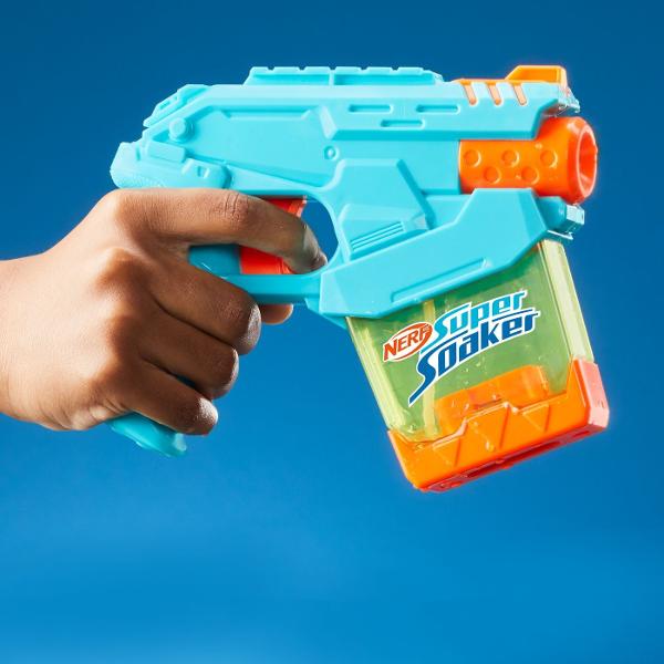 Blasterul cu apa Nerf Super Soaker Dunk-Fill Mini are un rezervor cu umplere instantanee astfel incat esti gata sa te lansezi pe suvoaie de distractie Designul inovator al rezervorului permite umplere super rapida pur si simplu scufunda-l si da drumul distractiei Nimic complicat doar scufunda rezervorul in apa si priveste cum se umple rapid Rezervorul transparent are capacitate de 100 ml Scufunda rezervorul in apa si esti gata pentru jocuri cu apa in aer liber intr-o clipa Apasa 