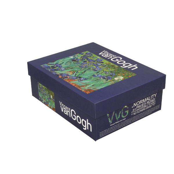 Dou&259; ce&537;ti de espresso cu farfurioare IRISES inspirate de V van Gogh parte a seriei Art Gallery  realizate din por&539;elan de calitate superioara caracterizat printr-o culoare alb-crem elegant&259; &537;i natural&259; cu o str&259;lucire delicat&259; precum &537;i o durabilitate excep&539;ional&259;Setul este realizat din por&539;elan decorat cu o reproducere a tabloului 