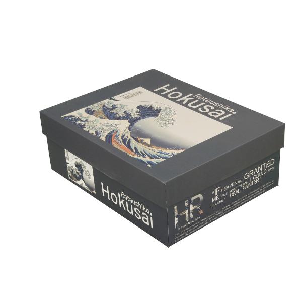 Set cu dou&259; ce&537;ti de espresso cu farfurioara THE GREAT WAVE inspirate de HOKUSAI  parte a seriei Art Gallery  realizate din por&539;elan de calitate superioar&259; caracterizat printr-o culoare alb-crem elegant&259; &537;i natural&259; cu o str&259;lucire delicat&259; precum &537;i o durabilitate excep&539;ional&259;Culorile armonioase &537;i calme de bleumarin &537;i albastru deschis 