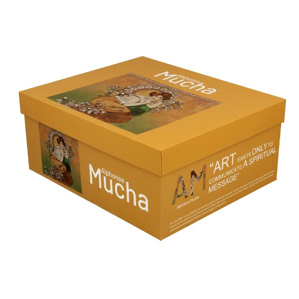 Set cu dou&259; ce&537;ti &537;i farfurioare  TOPAZ  inspirate de A Mucha parte a  seriei Art Gallery  realizate din por&539;elan de calitate superioar&259; caracterizat printr-o culoare alb-crem elegant&259; &537;i natural&259; cu o str&259;lucire delicat&259; precum &537;i o durabilitate excep&539;ional&259;Setul este decorat cu o reproducere a 
