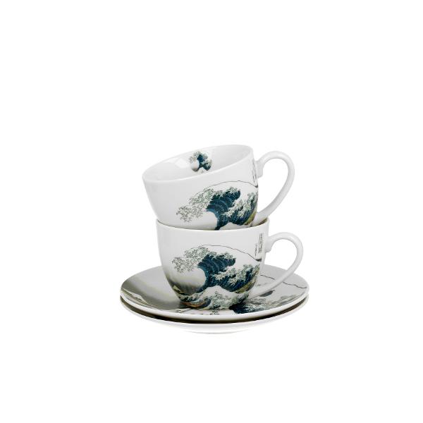 Set cu dou&259; ce&537;ti &537;i farfurioare&nbsp;&nbsp;MARELE VAL inspirat de K Hokusai&nbsp;&nbsp;parte a seriei&nbsp;Art Gallery&nbsp; realizat din por&539;elan de calitate superioar&259; caracterizat printr-o culoare alb-crem elegant&259; &537;i natural&259; cu o str&259;lucire delicat&259; precum &537;i o durabilitate excep&539;ional&259;Setul este decorat cu un fragment din 