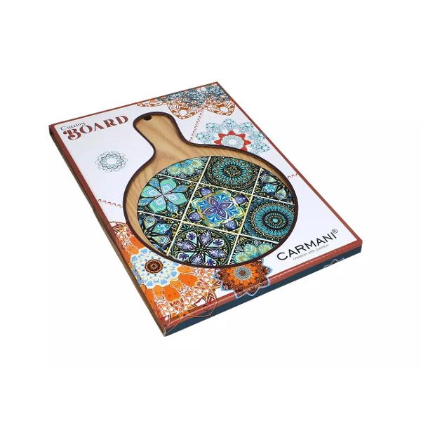 Toc&259;tor din lemn cu inser&539;ie ceramic&259; &ndash; Design de inspira&539;ie mediteranean&259; 18x30 cmAdaug&259; un strop de rafinament buc&259;t&259;riei tale cu acest toc&259;tor din lemn natural completat de o inser&539;ie ceramic&259; decorativ&259; cu motive mediteraneene Perfect at&acirc;t pentru t&259;iat c&acirc;t &537;i 