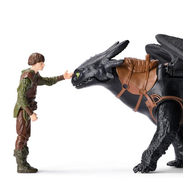 Adauga in colectia ta indragita figurina din How to Train Your Dragon Este un cadou perfect Este recomandata pentru joaca interactiva si aventuri imaginative alaturi de ceilalti dragoni din universul lor Design detaliat inspirat din film Acestia sunt acum gata de actiune Figurina este ideala pentru a recrea lupte aeriene sau pentru colectionare Aripi mobile pentru miscare dinamica Detalii impresionante si culori vii Cufunda-te in lumea legendara a filmului Cum sa-ti dresezi dragonul cu 
