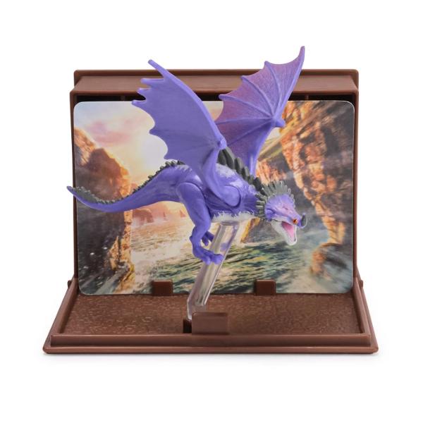 Inalta-te la noi culmi cu dragonii din World of Berk Book of Dragons Descopera si asambleaza dragoni din film precum Toothless Deadly Nadder sau Gronckle in timp ce deschizi cartea Fiecare figurina dragon de 5 cm vine intr-o carte de colectie care detaliaza atributele speciale ale fiecarui dragon pentru a le expune cu mandrie Incepe sa iti aduni clanul de dragoni astazi Fie ca este vorba de o zi de nastere o sarbatoare sau orice alta ocazie o figurina dragon este o optiune 