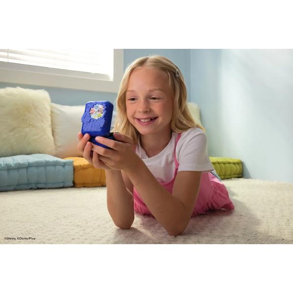 Exploreaza lumea Disney ca niciodata pana acum cu Bitzee Disney Personajele Bitzee Disney raspund la glisari inclinari si atingeri cu sunete si reactii dragute la fiecare interactiune In interiorul capsulei Bitzee colectioneaza 30 de personaje emblematice si experimenteaza prietenii clasici Pixar si noii prieteni Disney toate intr-un singur loc Pe masura ce interactionezi si te joci umple contorul de stele si castiga Stele de dorinta pentru a atrage mai multe personaje Rasfoieste 