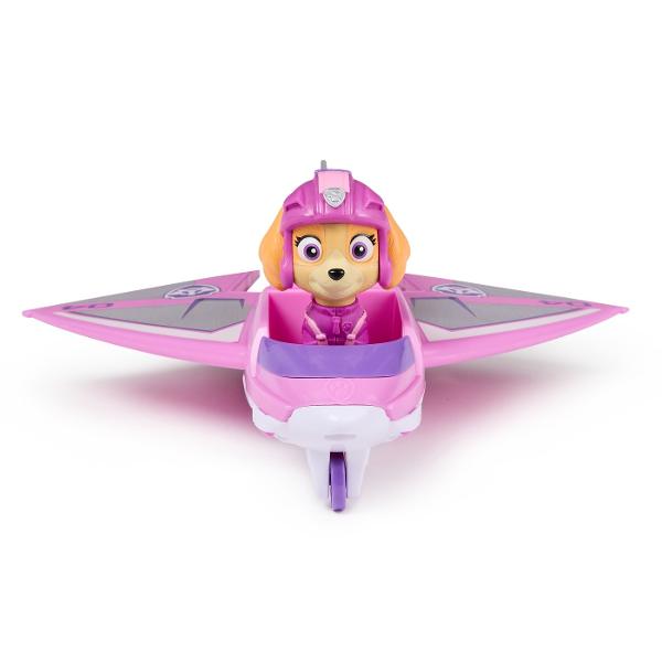 Zboara in actiune cu Air Rescue Skye si jucaria ei de salvare din incendii avionul Hero Claw Cand este timpul pentru o misiune de salvare plina de actiune blocheaza picioarele lui Skye in pozitie in cabina de pilotaj inainte de a decola in misiunea ta Salveaza-ti iepurasul de jucarie apasand un buton de pe avion pentru a extinde gheara apoi prinde iepurasul cu cosul de salvare si du-l in siguranta Skye are o inaltime de peste 5 cm si este echipata cu jacheta si casca de zbor de culoare roz 