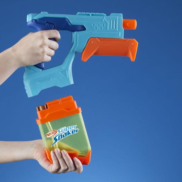 Setul Nerf Super Soaker Dunk-Fill include 2 blastere cu rezervoare cu umplere instantanee astfel incat esti gata sa te lansezi pe suvoaie de distractie Designul inovator al rezervorului permite umplere super rapida pur si simplu scufunda-l si da drumul distractiei Nimic complicat doar scufunda rezervoarele in apa si priveste cum se umplu rapid Fiecare rezervor transparent are capacitate de 300 ml Scufunda fiecare rezervor in apa si esti gata pentru jocuri cu apa in aer liber intr-o clipa 